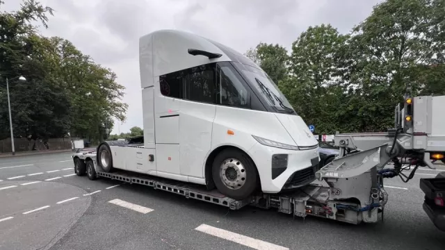 Tesla Semi se ještě pořádně nevyrábí a už má čínskou kopii. Jmenuje se Větrná růžice a byla i v ČR