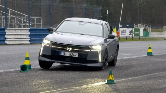 Testovali jsme nové DS N°4. Je krásné a pohodlné, ale čekali jsme nižší spotřebu paliva