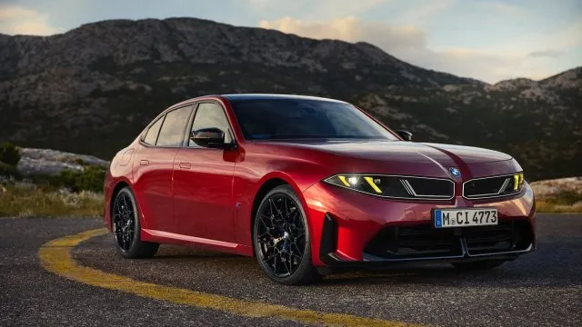 BMW odhalilo novou řadu 3. Slibuje dojezd přes 900 kilometrů i návrat radosti z jízdy