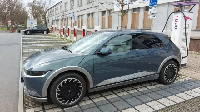 Komentář: Vynucené obídky a kafíčka by se správně měly připočítávat k cenám nabíjení elektromobilů