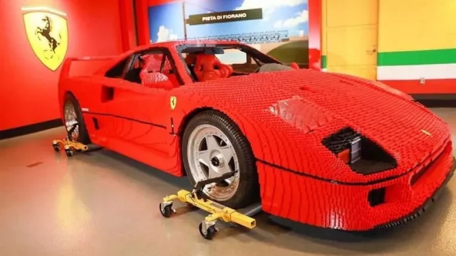 Už chybí jen motor. Lego postavilo Ferrari F40 v životní velikosti, bylo potřeba 358 tisíc kostek