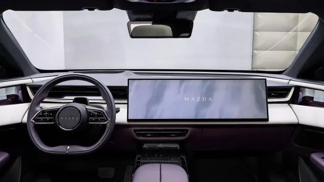 Řidiče za jízdy nerozptyluje, říká Mazda o obrovském displeji ve svém novém modelu