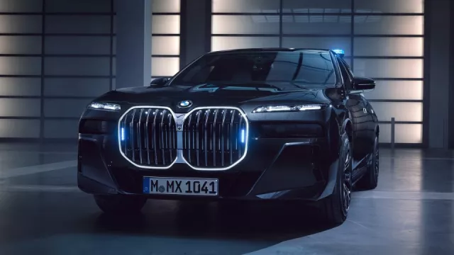 Uniknout atentátu lze i ekologicky. BMW představilo svůj první obrněný elektromobil