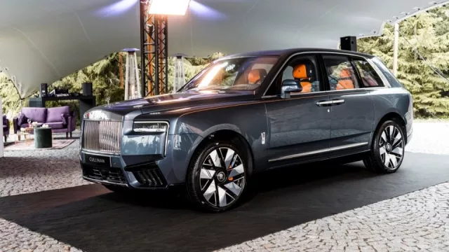 Když náklady nejsou téma, může být v autě i 17 km nití. Rolls-Royce Cullinan Series II bere dech