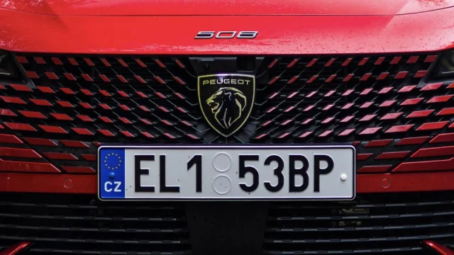 Nálepku vzdorující EU na SPZ zvládnete před zákonem obhájit. Přes technickou ale neprojde