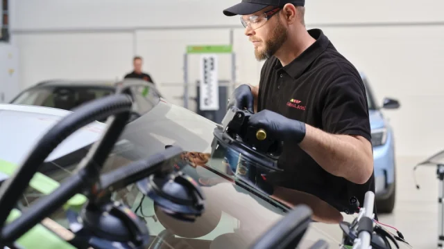 Stačí milimetr a auto se může splést o metr. Výměna čelního skla vyžaduje chirurgickou přesnost