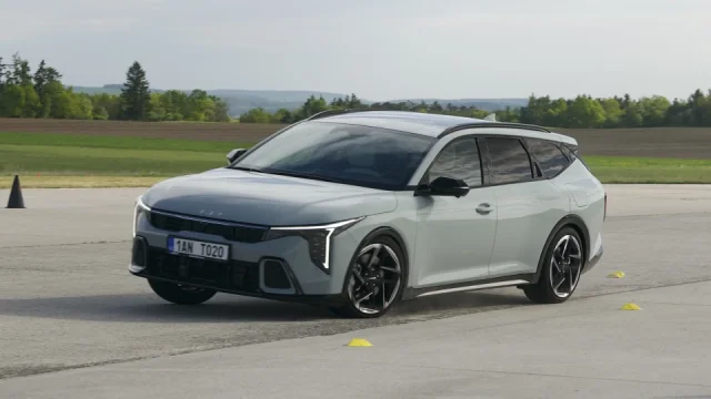 Kia K4 Sportswagon má slabinu, kterou čeští řidiči nemají rádi. Je ale praktická a dobře jezdí