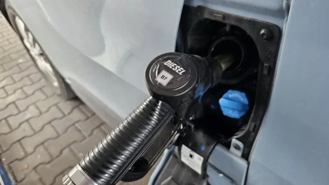 I zimní nafta může zamrznout. Když auto kvůli krystalům parafinu nestartuje, pomůže jen jedna věc