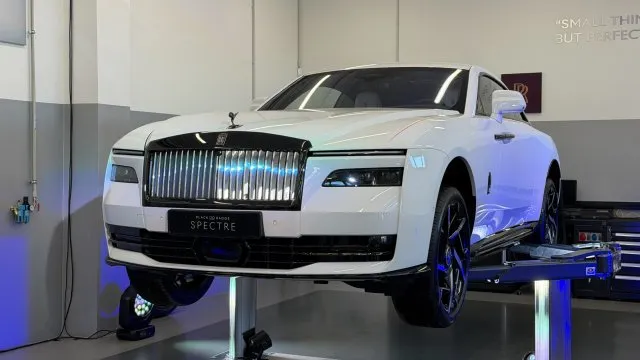 Téměř 10 tisíc korun za hodinu servisu. Rolls-Royce v Praze otevírá nové lázně pro luxusní auta