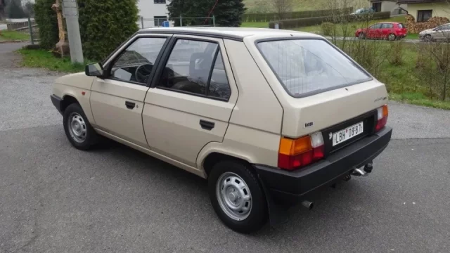 Týden v autech: Škoda Favorit po důchodci za 400 tisíc korun i čínské kombi pro chalupáře