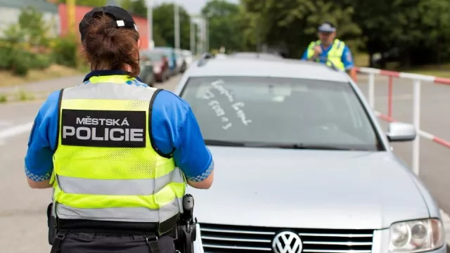 Městská policie má omezené pravomoci. Měřit rychlost a udělovat pokuty ale může