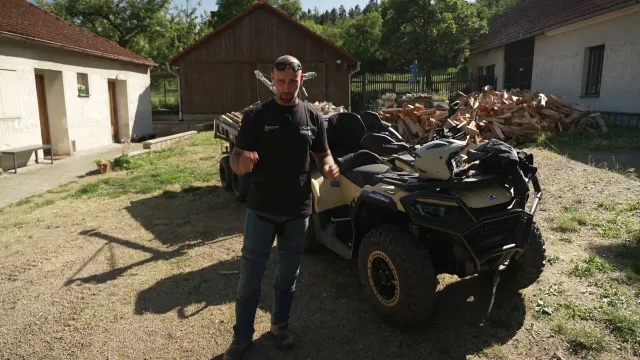 Adam objevil skoro perfektní pracovní čtyřkolku. Schopnostmi předčí i kdejaký traktor