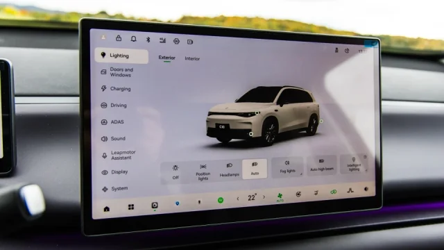 Komentář: Ovládání světel v čínských autech není intuitivní. Přes displej to trvá i dlouhé sekundy