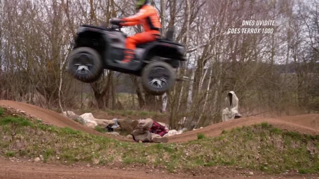 Služebák Brada Pitta, Sršeň na čtyřkolce i jízda s maskovanou Škodou Peaq. Nový Autosalon už ve středu