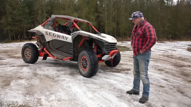 Sršeň krotil segway za milion korun. Je to stroj na zábavu a adrenalin, smál se po jízdě