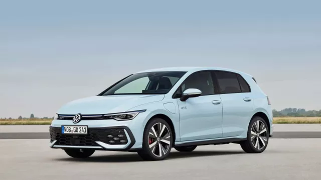 Volkswagen Golf vyjíždí v novém vydání. Dostal obrovský displej, hybrid ujede 1000 kilometrů