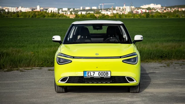 Má velikost Fabie, výbavu mu budou závidět i prémiovky a cenu dostal lidovou. Malý Dongfeng zaujme