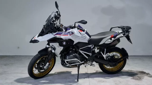 Motorka Petra Pavla z prezidentské kampaně je na prodej. Očekává se, že se prodá až za milion