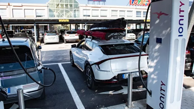 Cestování s elektromobilem je fajn, ale na spalovák nemá. Pořád je hodně co zlepšovat (komentář)