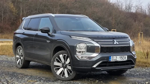 Velký návrat průkopníka. Outlander PHEV je luxusní a pohodlný, ale ty asistenty...