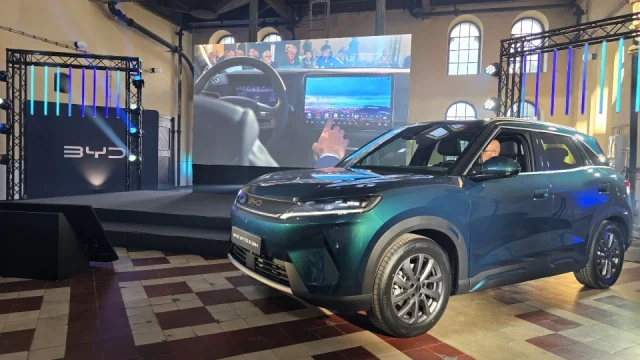 Výkon BMW, spotřeba toyoty a cena benzinové škodovky. Nové čínské SUV se bude prodávat i v obchoďáku