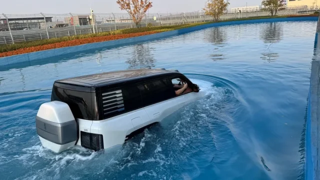 S luxusním SUV jsme vyrazili do bazénu. Čínský Yangwang U8 v něm plave jako ryba ve vodě