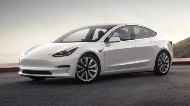 Tesla Model 3 se oficiálně představila. Láká nízkou cenou