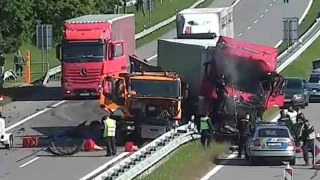 Kamion na dálnici D2 u Lanžhotu tragicky zdemoloval auto silničářů. Vše natočila bezpečnostní kamera