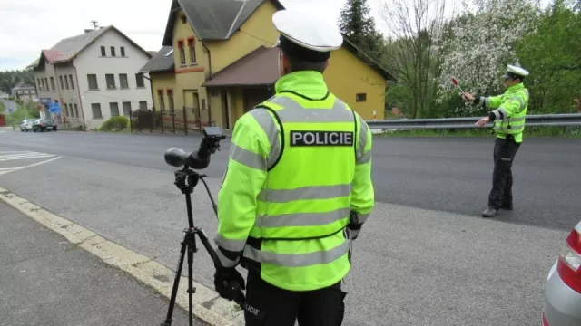 Češi se na silnicích kvůli ostatním necítí bezpečně. Ministerstvo chce přísnější bodový systém