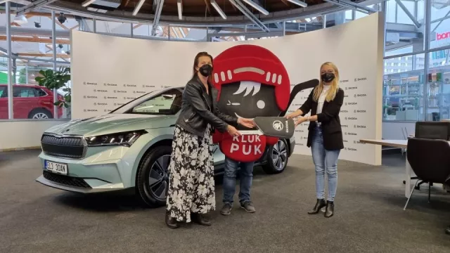 Škoda Enyaq iV ze soutěže Autosalonu putuje díky Pavlu Nečasovi do nadace Kluka Puka