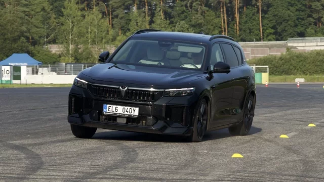 Tohle luxusní čínské SUV stojí 1,6 milionu Kč. Má ale obrovský výkon a dojezd až 1400 kilometrů