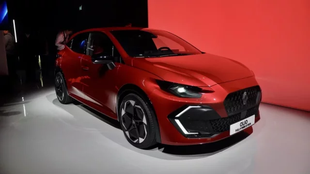 Renault představil nové Clio. Slibuje dojezd až tisíc kilometrů a spotřebu pod čtyři litry