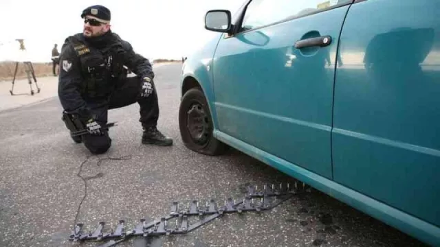 Policisté zažili honičku jako z akčního filmu. Zfetovaný řidič ujížděl i přes zastavovací pásy