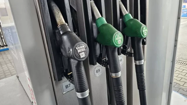 Tankujte za chladného počasí. Ušetřit můžete desítky korun na nádrži