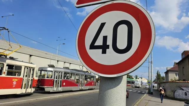 Základní pravidlo z autoškoly tady neplatí. Řidiči se kvůli tomu chytají do drahých pastí