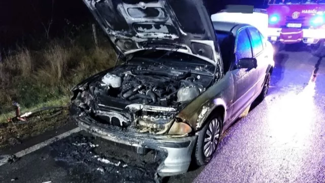 Řidiči BMW začalo auto za jízdy hořet. Před požárem utekl na poslední chvíli