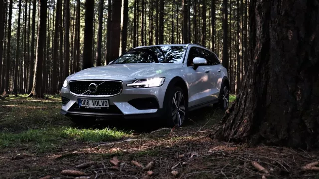 Volvo V60 Cross Country připomíná elegantního manažera v holínkách. Nabízí hlavně komfort