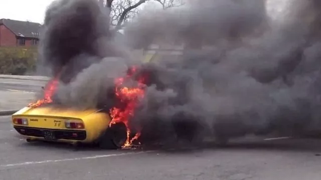 Servis dal do Lamborghini Miura špatné svíčky, to shořelo