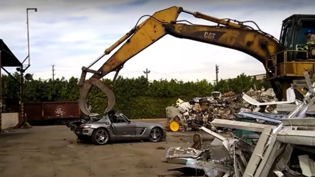 Video: podívejte se, jak se nemilosrdně likviduje Mercedes SLS AMG