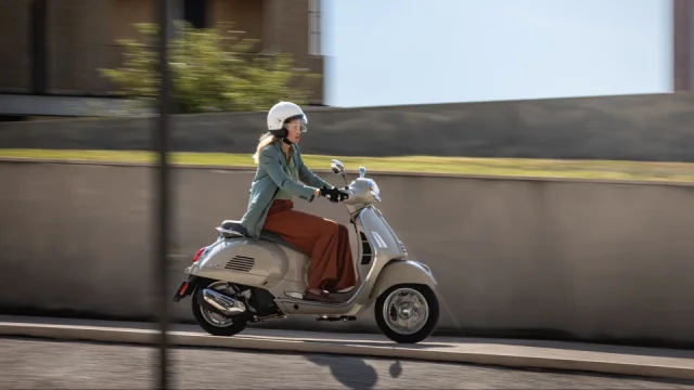 Jak vybrat první skútr pro začátečníka? Neřešte výkon. Věnujte se hmotnosti, kolům a praktičnosti