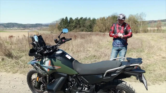 Plnohodnotné enduro za 276 tisíc korun. Sršeň otestoval stroj s pořádným motorem i brzdami