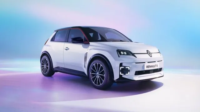Evropské auto roku má po faceliftu. Dostalo levnější baterii, ale přitom dojede dál