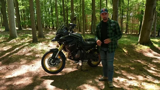 Cestovní enduro za 170 tisíc roste s jezdcem. Lze ho odemknout pro vyšší řidičák