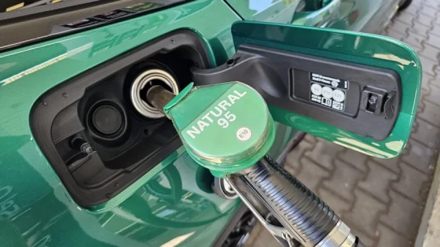 Týden v autech: Stát už ví, jak moc čerpací stanice navyšují cenu paliva kvůli válce v Íránu