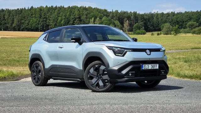 První elektromobil od Suzuki nabídne klidné svezení. Nabíjí se ale pomalu a má malý kufr
