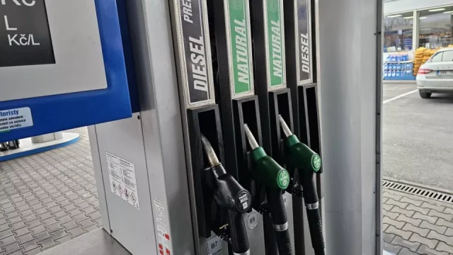 Týden v autech: Konec levné sítě čerpacích stanic v Česku i změny, které od ledna čekají na řidiče