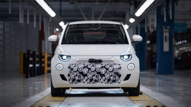 Elektromobil neuspěl, prodeje zachraňuje spalovák: Nový Fiat 500 se začne prodávat ještě letos