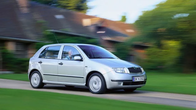 Levné ojetiny do 30 tisíc korun: Za pár šupů koupíte Fabii, Focus, Sandero, 206 nebo třeba mercedes