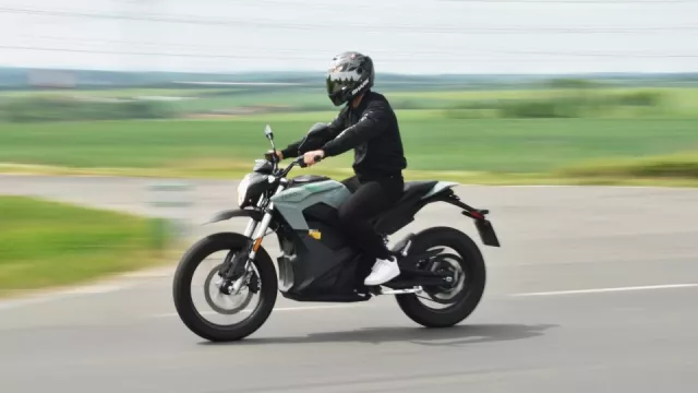 Test: Zero DS je elektrické enduro s dynamikou a cenou sportovních motorek. Dojezdem zatím neoslní