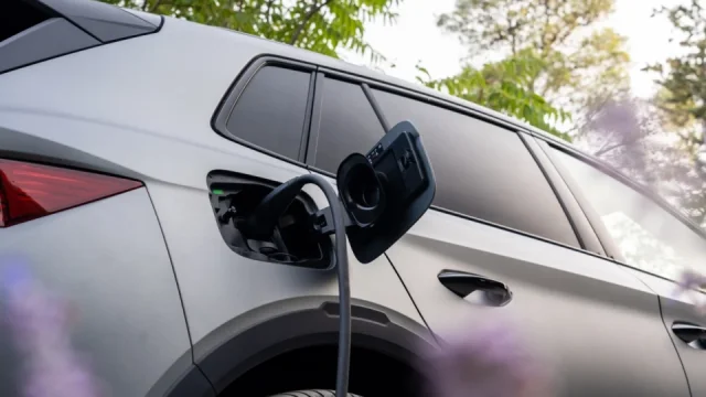 Elektřina se někdy prodává i za záporné ceny. Majitelé elektromobilů na tom mohou vydělat